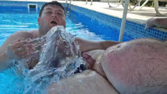 brummieboi89: Stiefsohn lutscht papi im pool