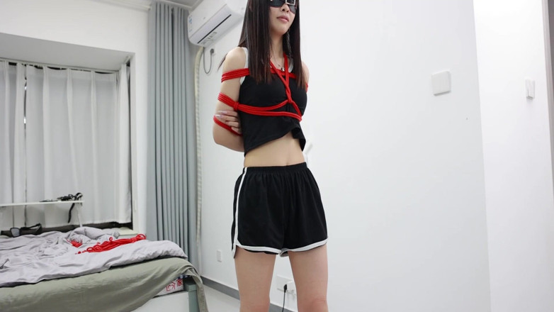 Asian bondage: Его девушка, с связанными руками и в наручниках на щиколотках, осматривала комнату с завязанными глазами