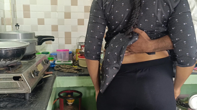 Palani69: 家庭主妇在厨房的热辣性爱