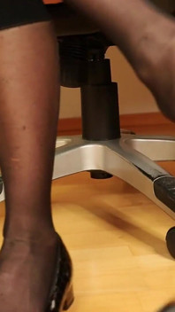 Bailarinas frescas y calcetines de nylon anticuados - juego de zapatos debajo del escritorio