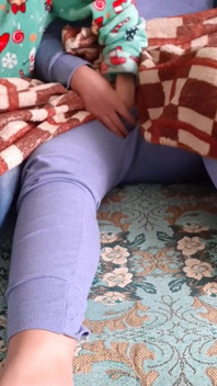我女朋友的继妹在我们三个人在看电视连续剧时给我撸管