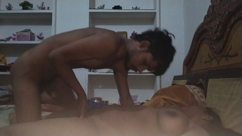 Pinki Roxxxk: Pasangan desa lagi asik ngentot posisi misionaris sampai dicrot di...