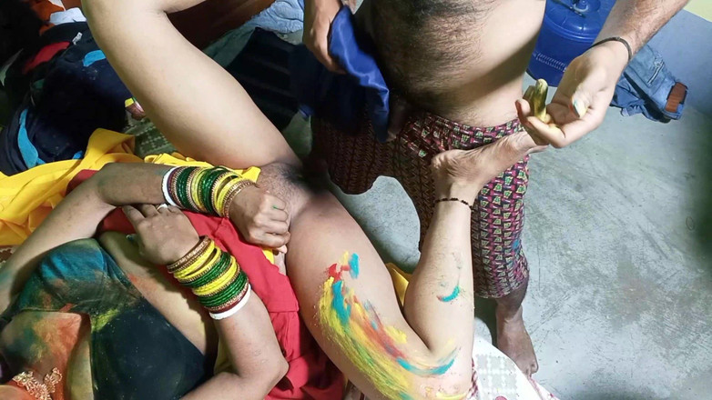 FireeCouple: Bahu bermain holi dengan Sasurji On Holi dengan membuka bhurr,...