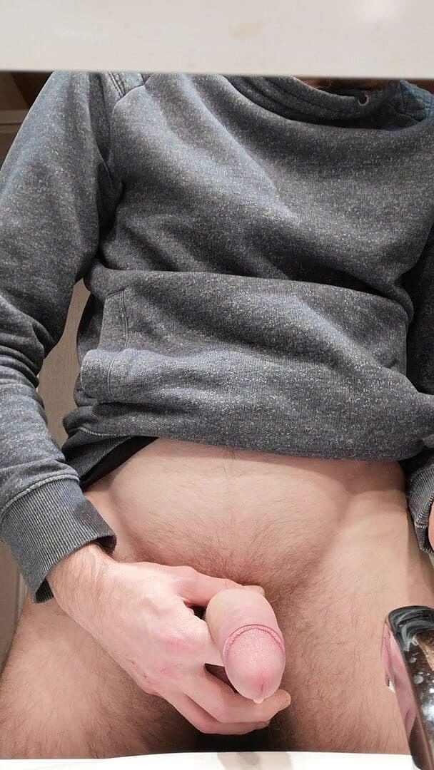 WhiteboiF: Picca nel lavandino con un semi duro dopo sborrata e...