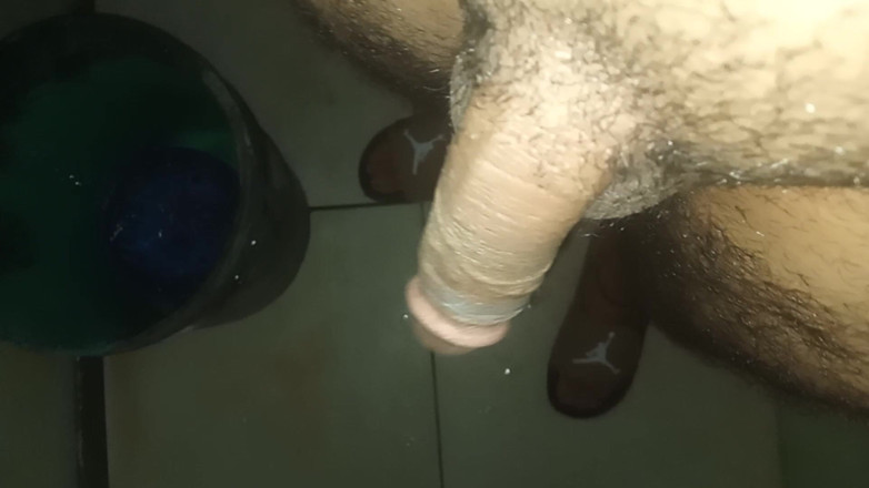 Cute boy jerks off: zayıf adam banyoda kendine dokunmak için zaman ayırıyor