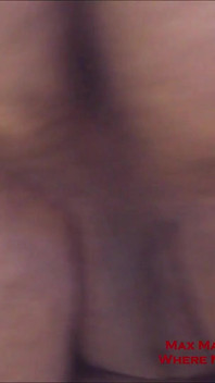 Uomo d'affari dotato che spara un grosso carico HD