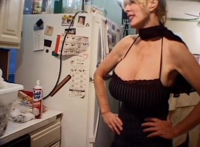 Freaks on Cocks: ミゼット黒檀の家のメイド共有コックとbusty MILF