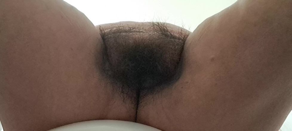 Mommy big hairy pussy: Pohled zpět Ukazující chlupatou kundičku