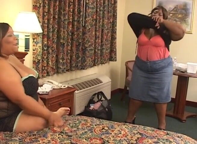 Lesbo Tube: Big lesbians fucking hard