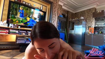 Alice KellyXXX: Si rambut coklat menghisap dan mengongkek pepek keras batang besar...