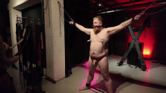 Domina Dark: Kedja upp mig och slå min kuk