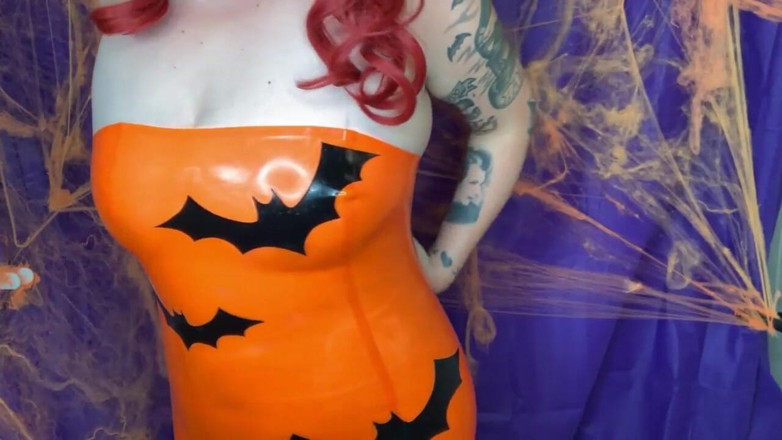 Deanna deadly: Latexové halloweenské škádlení