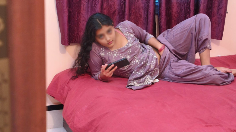 Mili bhabi: 继妹在看色情片被继兄弟抓包