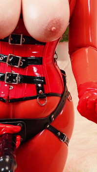Maîtresse gode ceinture en latex - vidéo Femdom en POV