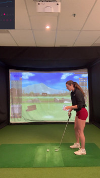Snažím se golf v simulátoru s My Lush in! Snažím se nestříkat, zatímco se houpám!