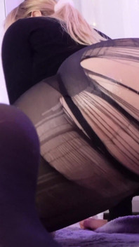 Chica en medias rasgadas estirando su dulce culo, masturbación anal
