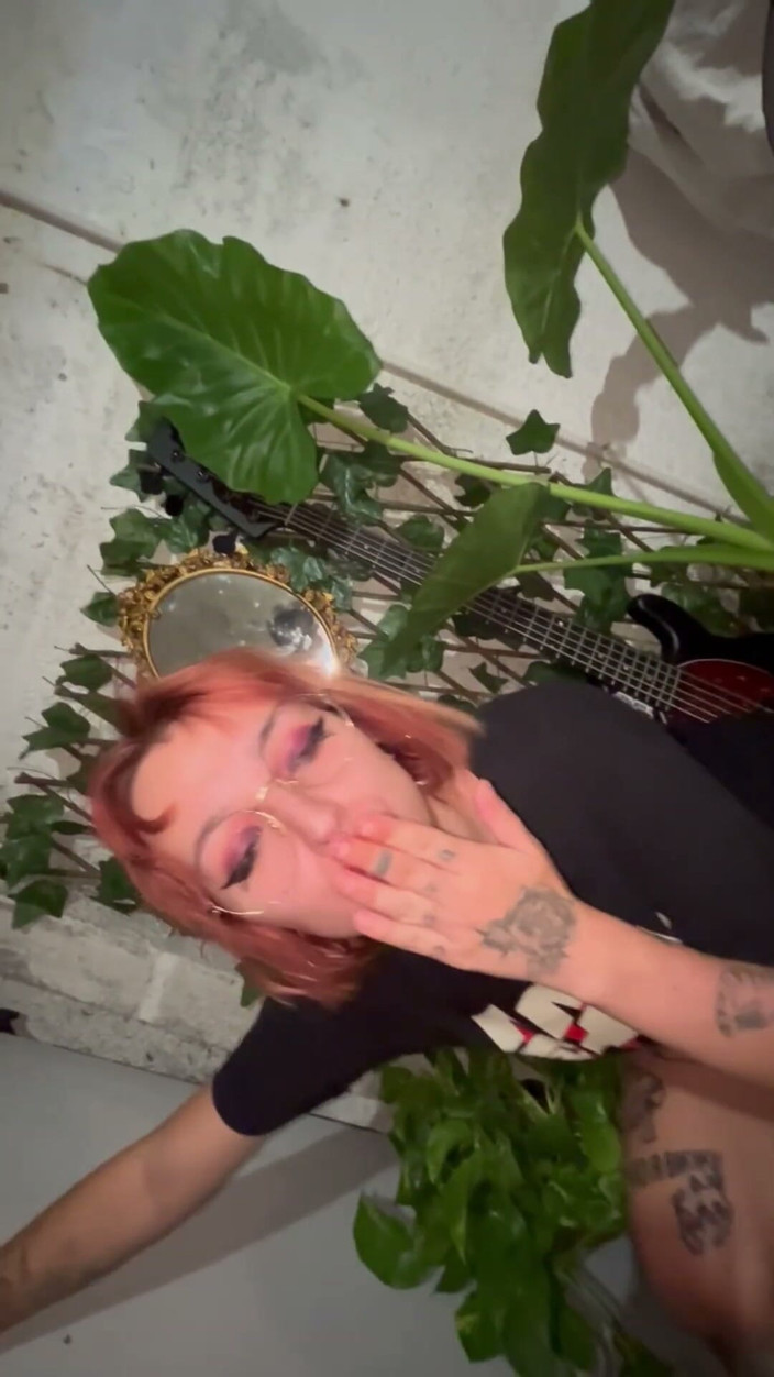 lanalovacutie: Altgirl-pissing-in-converse