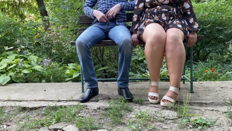 OurFetishLife: Milf troia matura con gambe sexy mi aiuta a pisciare...