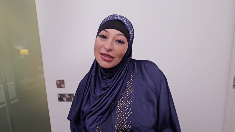 Chris Cobalt: L'ospite con il velo vuole una sveltina mentre il marito è...