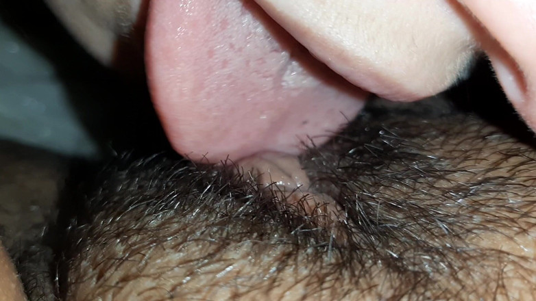 Lesbian-illusion: Lízání lesbické chlupaté kundičky zblízka