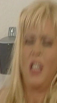 Blonde deepthroat tekak membongkok dildo dalam pantat ternganga