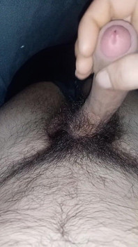 Masturbo il mio grosso cazzo