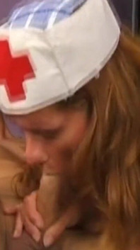 Une infirmière MILF rousse suce profondément et chevauche son patient