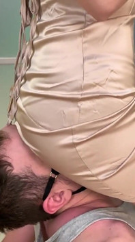 Bragas de la dominatrix en lugar de una máscara para un esclavo - huele a dominatrix y sentando en la cara