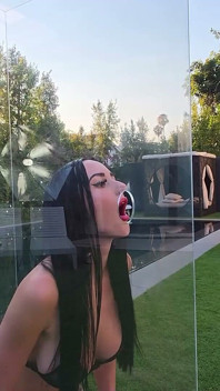Dominantní sexbot Violet Voss posouvá hranice síly a potěšení