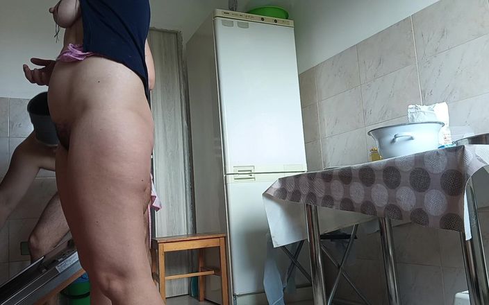 Mirsur: Un couple amateur s’amuse dans la cuisine