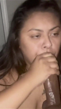 Rainha Monica recebe seu rosto pintado em porra