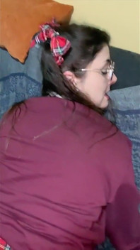 Elle joue dans un costume d’étudiante, jouit très à l’aise dans son cul, cul à quatre pattes.