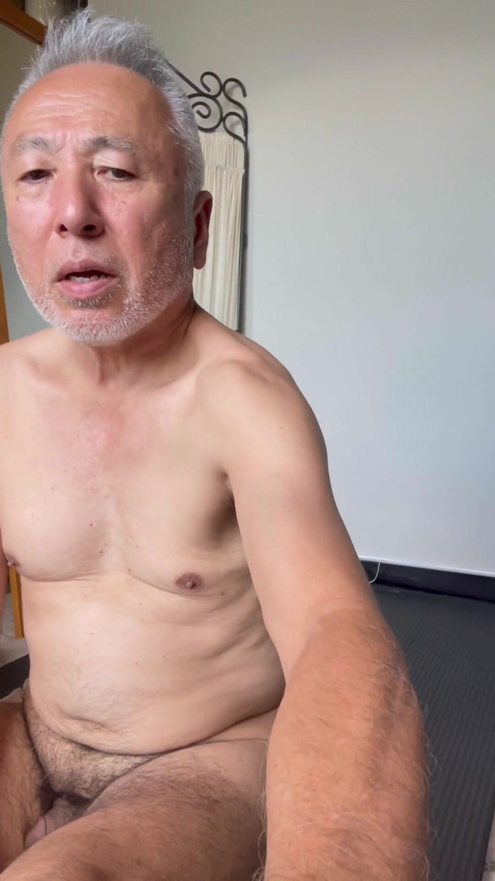 Japanese daddy: Estirarse desnudo