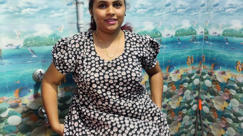 Vaigavarun45: Vaishnavy fa pipì e si lava nella scena del bagno...