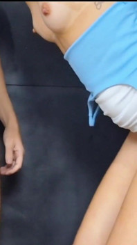 patni ajanbiyon ko glorihol men andar sahne deti hai!