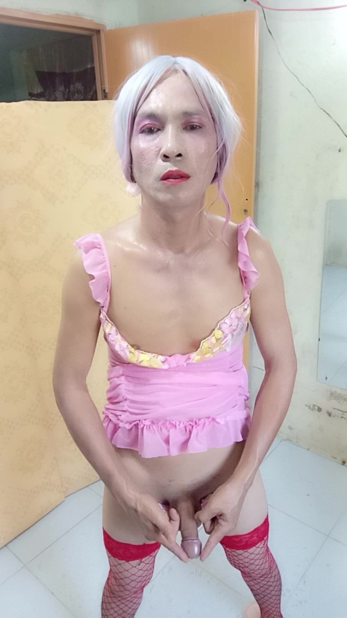 nguyen dang thien tri: オアン・レ・トランスジェンダーがセクシーでポルノ的な服を着て立って叫ぶのは非常に幸せそうです