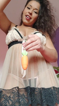 Espuleta zkouší nové hračky, které dostal ze sexy importu