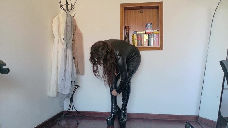 Kinky Lyrical: Nueva prueba catsuit con tacones y botas