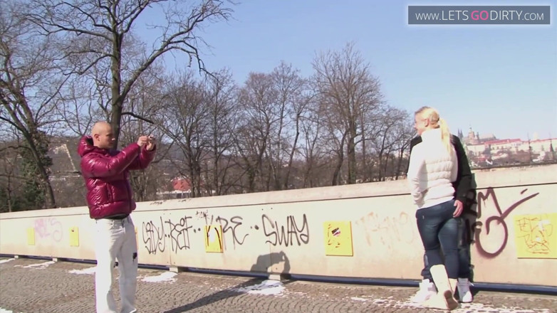 LetsGoDirty Bisexual: Blondes mädchen stöhnt vor vergnügen, als zwei schwänze ihre nasse...