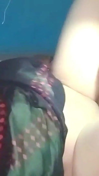 Adik tiri dan abang tiri sebenar menikmati malam penuh apabila ibu bapanya pergi ke parti perkahwinan
