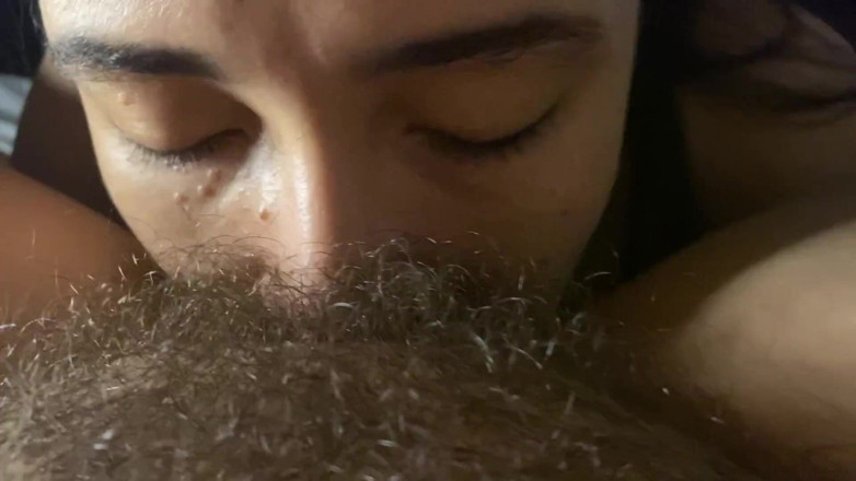 zoemelissa: Lesbianas chupando muy peludo y mojado coño