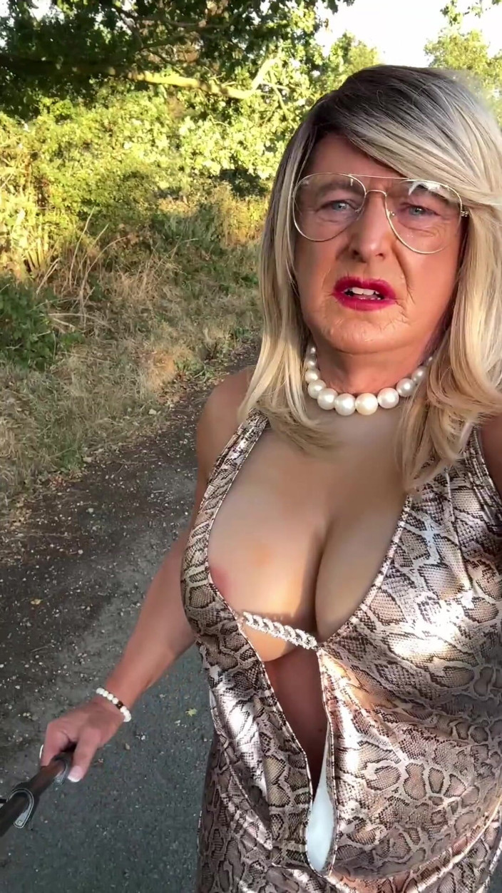Kellycd2022: Sexy transvestã¤t kellycd2022 in gold glänzendem Tierdruckkleid und strumpfhosen