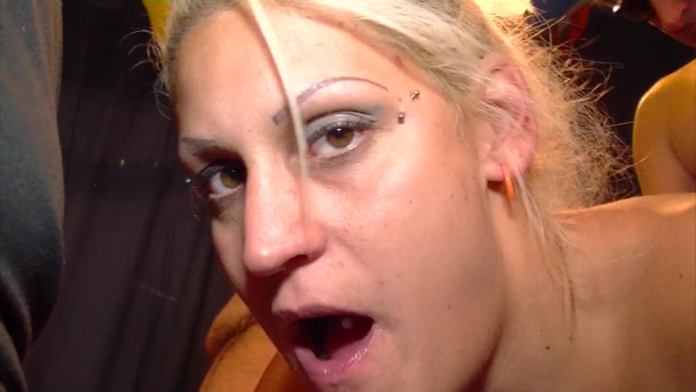 Fickparty: Drie geile meiden gegangbanged op fickparty