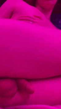 Lelaki pondan berambut merah Ashen bermain dengan dildo