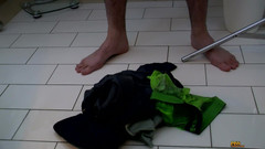 Piss Twinks: かわいい未割礼の少年のスカート&ソーク