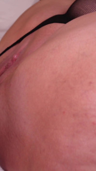 Grote zwarte lul pikt milf en deponeert zijn sperma op haar kont