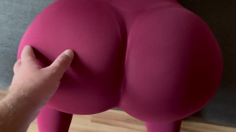 Christy X Taylor: 健身房训练裤里的完美屁股