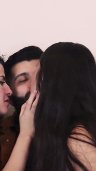 Două fete minunate în primul lor sex în trei