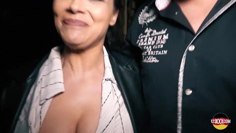 123XXX - 100% Amateurs: MILF berambut coklat dalam coklat seksi dikongkek pepeknya dengan keras