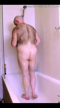Me metió a la ducha para limpiarse, ¡terminó poniéndose muy muy sucio!